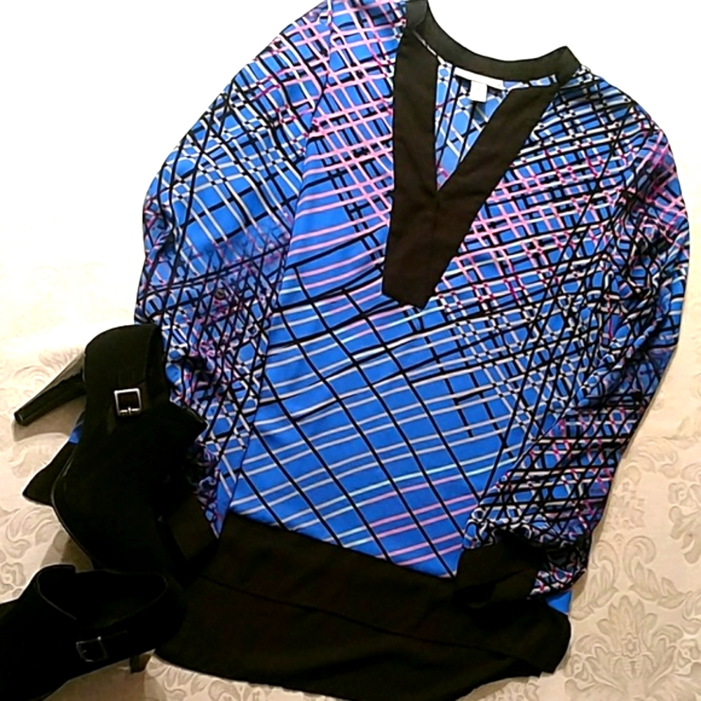 Long sleeve Hi-Lo V neck plaid top, in size Large